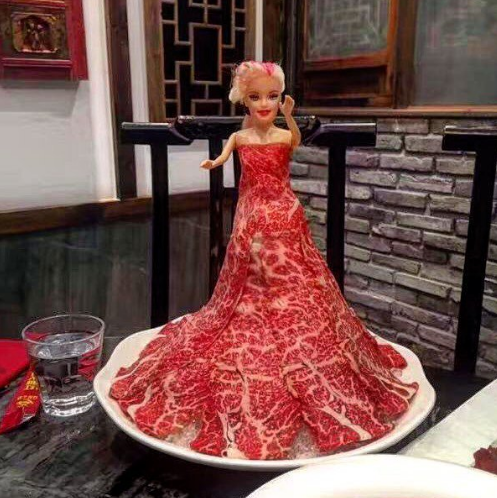 Барби в "мясном платье Леди ГаГи"