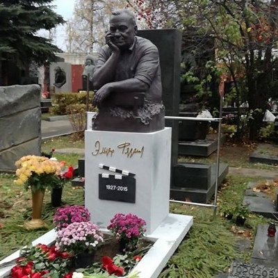 Памятник Эльдару Рязанову