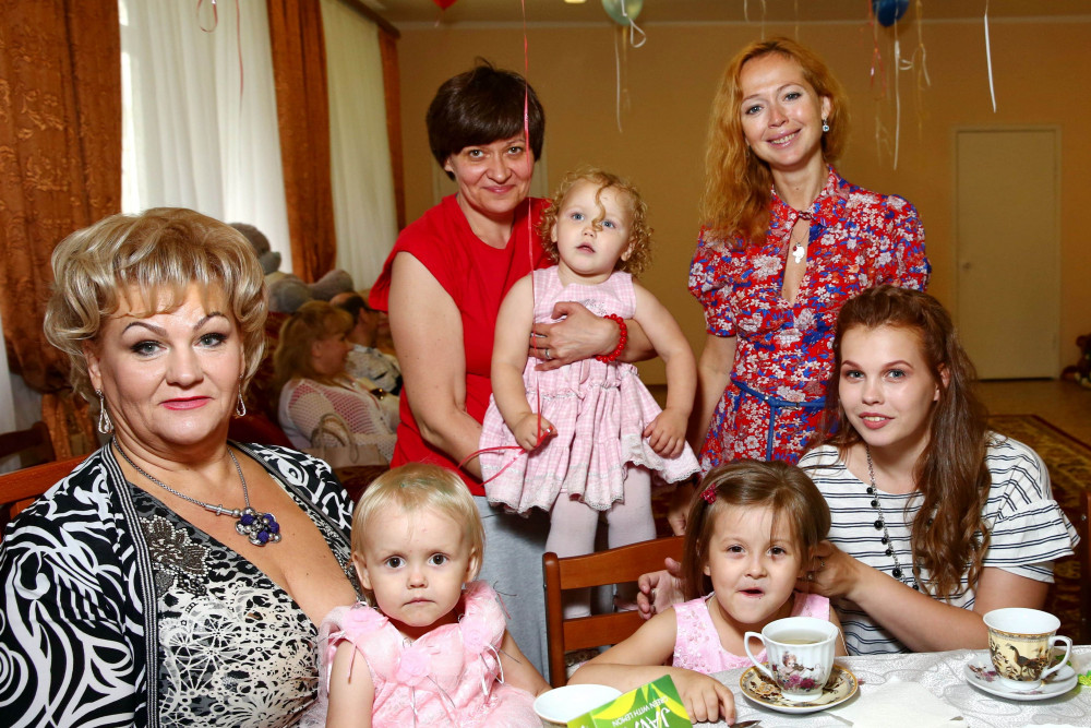 Елена Захарова с многодетной матерью-одиночкой Дианой Камальдиновой