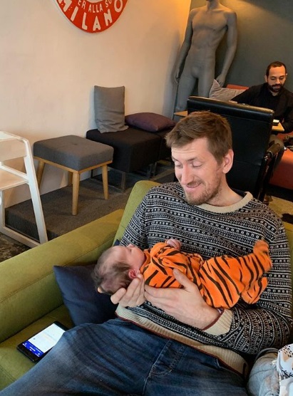 Кирилл Кяро с новорожденной дочкой