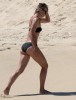 Мария Шарапова на пляже в купальнике