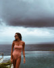 Кэти Топурия в купальнике на пляже