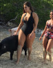 Модель plus-size Эшли Грэм выгуливает свиней