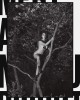 Ким Кардашьян голой лазит по деревьям