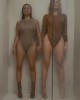 Ким и Хлои Кардашян принимают душ