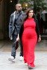 Беременная Ким Кардашян в обтягивающем красном платье
