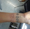Лили Аллен сделала себя татуировку на руке с изображением карты мира