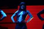 Победительница «Евровидения» Лорин спела с голой грудью