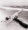 Ретрофото. Юная Мэрилин Монро занимается акробатикой на пляже