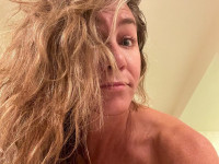 52-летняя Дженнифер Энистон выложила откровенное фото без макияжа