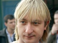 Плющенко перенес операцию по удалению шурупов из позвоночника (ВИДЕО)