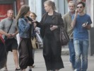 Мать с заботой поправляет куртку дочке Лизе Арзамасовой Мать с заботой поправляет куртку дочке Лизе Арзамасовой