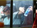 Брэд Питт со своей семьёй заказывает еду в Макдональдсе Брэд Питт со своей семьёй заказывает еду в Макдональдсе