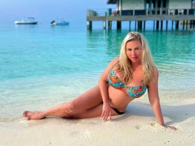 Анна Семенович засела на Мальдивах и бомбит оттуда пляжными снимками в купальнике