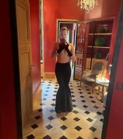 Ирина Шейк выложила фото с голой грудью
