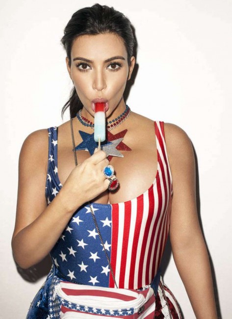 Ким Кардашьян сосет в патриотичном наряде