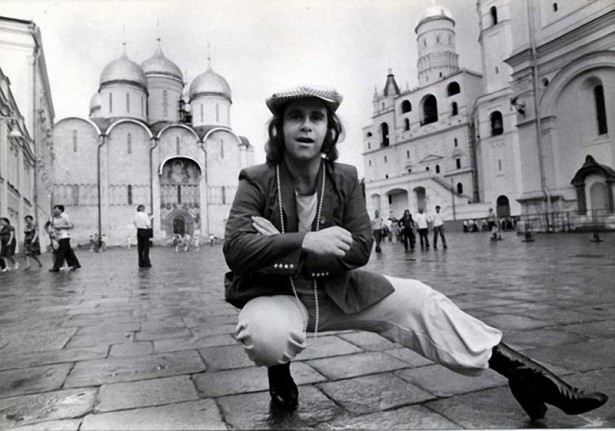 Ретрофото. Элтон Джон пляшет вприсядку на Красной площади. 1979 год