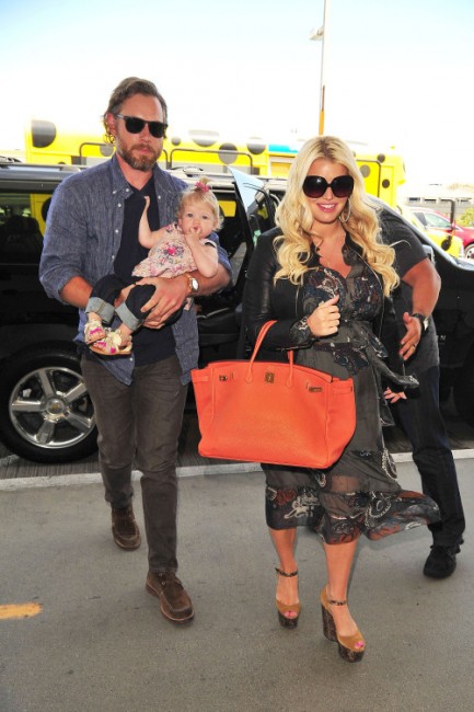 Джессика Симпсон с женихом и дочкой в аэропорту Лос-Анджелеса