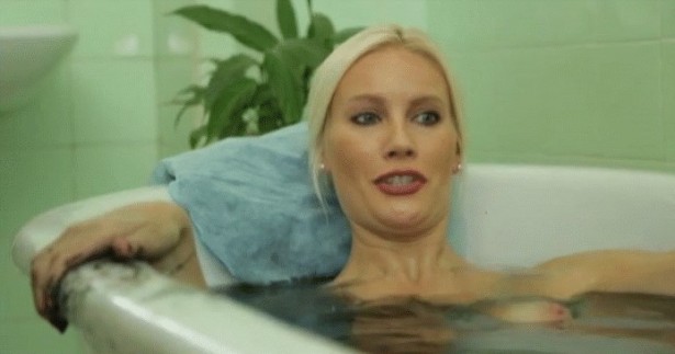Елена Летучая случайно показала грудь во время водных процедур