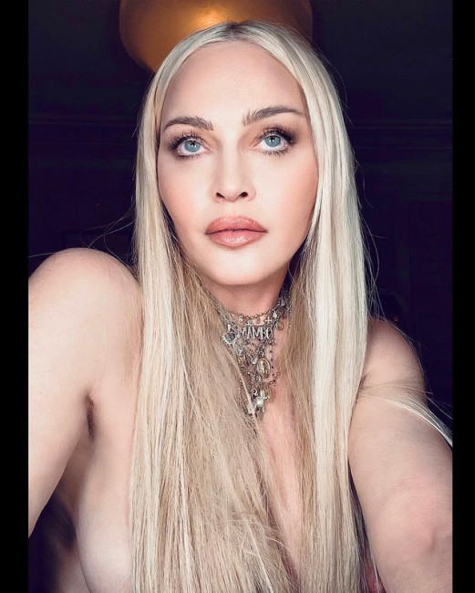 62-летняя Мадонна выложила в инстаграм фото с голой грудью