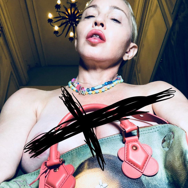 59-летняя Мадонна выложила фото с голой грудью