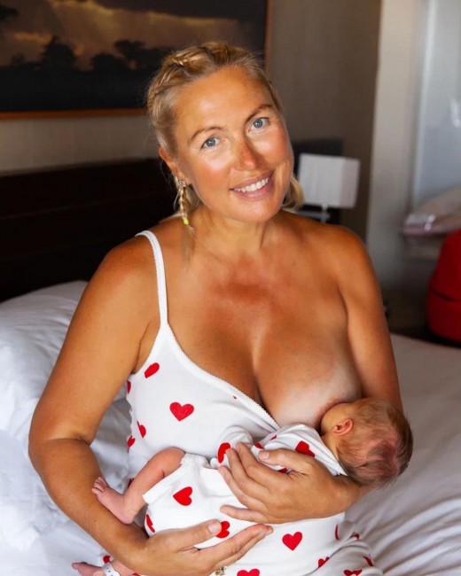 Наталья Рагозина выложила очень пикантные фото с обнаженной грудью