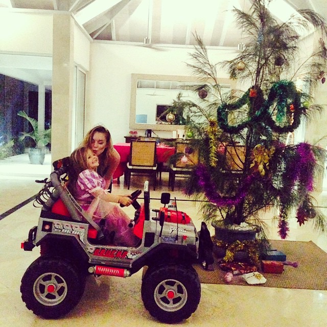 Christmas_2014_Lindsay_Lohan_02.jpg