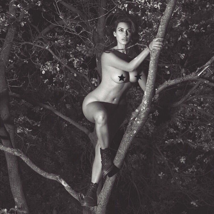 голая Ким Кардашьян на дереве
