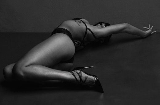 Rihanna_AnOther_Magazine_Topless_Photoshoot_S_S_2015_LQ_07.jpg