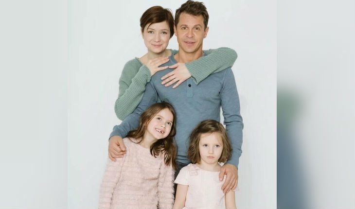Павел Деревянко с женой и детьми