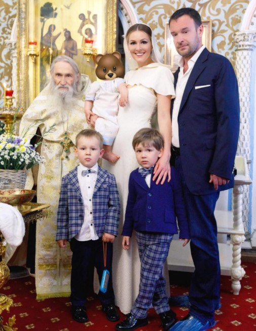 Мария Кожевникова с мужем и детьми