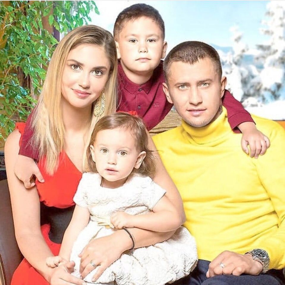 Павел Прилучный и Агата Муцениеце с детьми