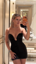 Певица Люся Чеботина сделала селфи в откровенном платье