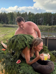 Настя Ивлеева выложила фото, как ее парят