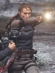 Софи Тёрнер в Англии во время съемок в сериале Tomb Raider