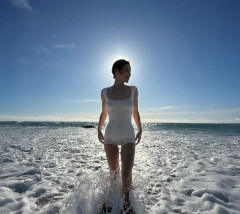 Елена Темникова поделилась пляжным фото