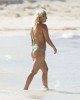 Леди Гага загорает на пляже в бикини