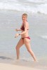 Ума Турман в бикини на пляже