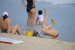 Ума Турман в бикини на пляже