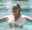 Звезда «Игры престолов» Софи Тёрнер набрала вес и не угадала с размером купальника (18 ФОТО)
