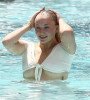 Софи Тёрнер и ее большая грудь в маленьком в купальнике
