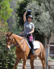 Звезда «Теории большого взрыва» Кейли Куоко занимается конным спортом