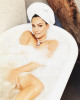 Келли Брук поздравила фанатов голым фото из ванны