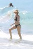 46-летняя Ума Турман в бикини на пляже