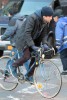Джесси Айзенберг катается на велосипеде по Нью-Йорку