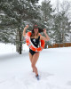 Анна Семенович в купальнике принимает снежные ванны