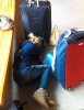 Супермодель Бруклин Деккер спит в аэропорту в ожидании рейса