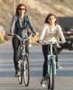 Синди Кроуфорд с дочерью Кайей на велопрогулке по Малибу