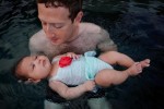 Марк Цукерберг учит свою полуторамесячную дочь плавать