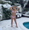 Дана Борисова в купальнике на снегу